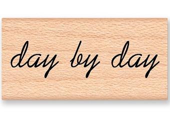 Day after day, day-to-day, day by day có gì khác nhau? 3 day by day