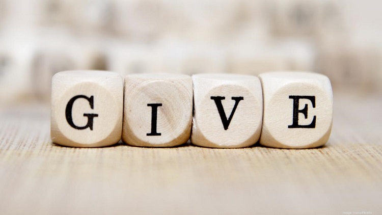 give out là gì vô Tiếng anh, cơ hội dùng và những kể từ chính thức với give
